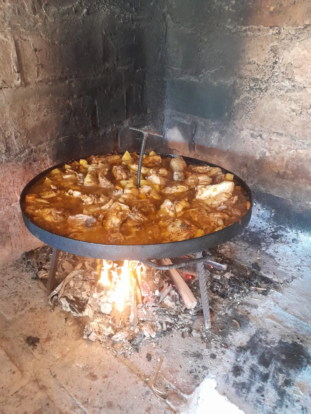 Comida al disco cocinándose sobre la leña