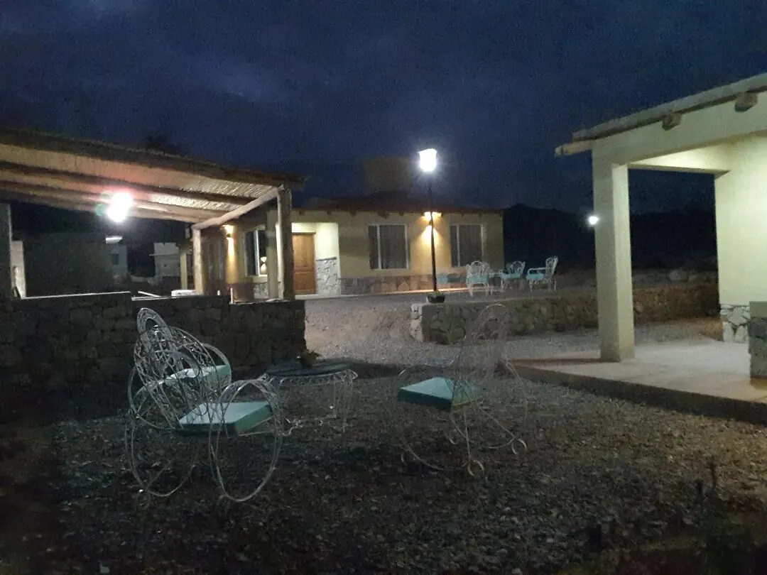 El patio iluminado de noche